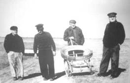 Nos derniers marins de lge de la voile.
De gauche  droite : Franois LUCE, Henri AMELINE, Eugne BOCHE, Julien BOCHE.
